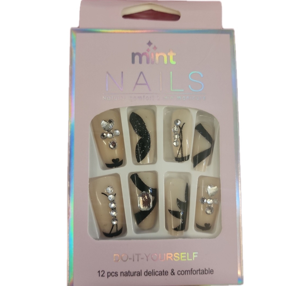 Mint Nails Set with Black and Cream Design